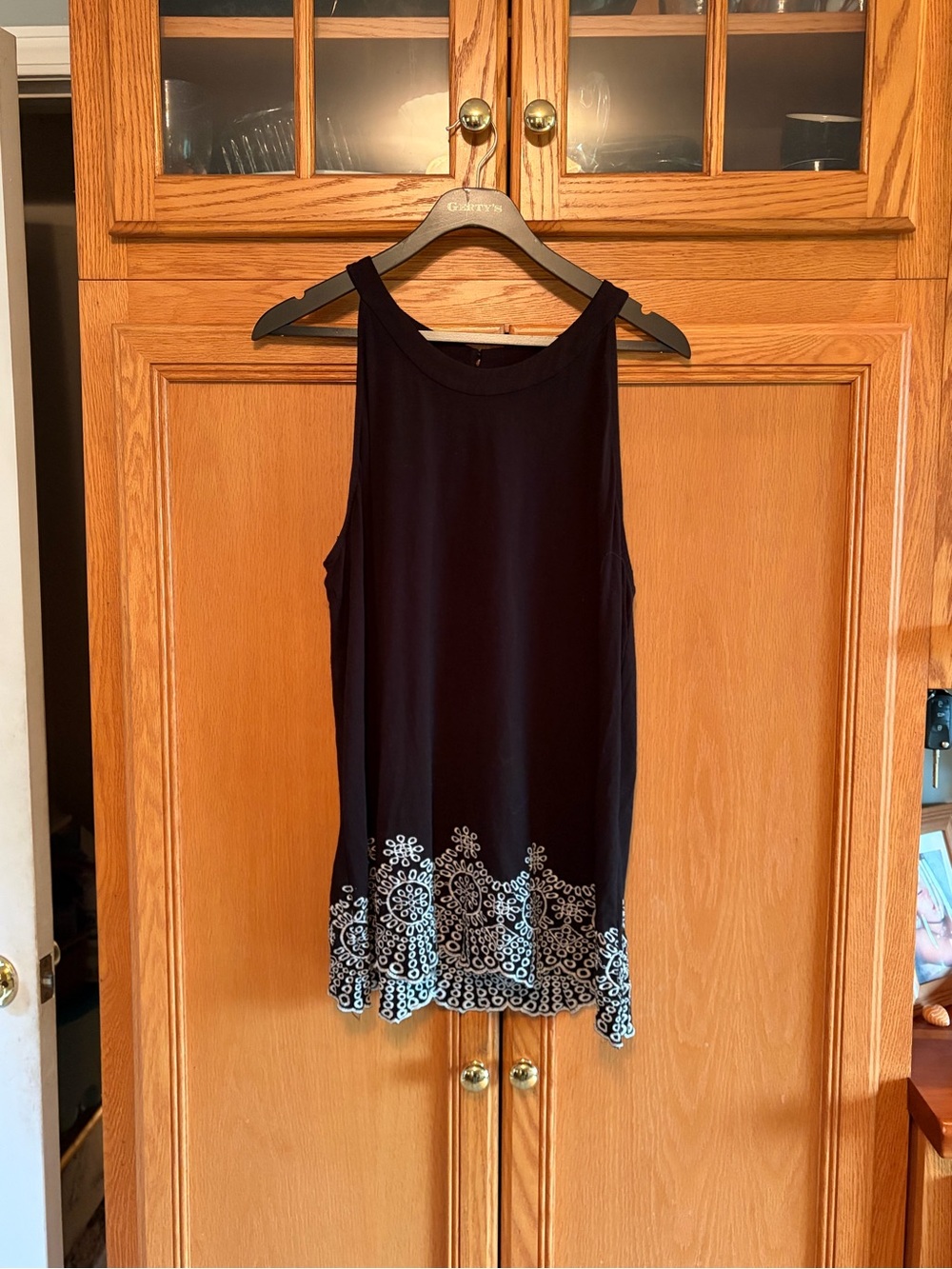 Adrianna Papell Sleeveless Black Tank Top w/White Embroidered Hem size XL